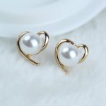 Širdelės formos auskarai su perlo imitacija