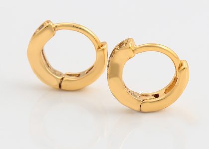 Prašmatnūs aukso spalvos auskarai su miniatiūriniais kristaliukais