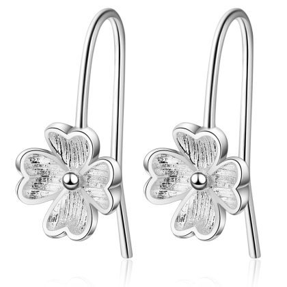 Minimalistiniai, sidabro spalvos auskarai su gėlytėmis