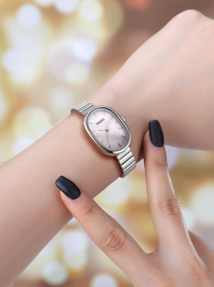 Moteriškas, sidabrinis nerūdijančio plieno laikrodis "Klasika"